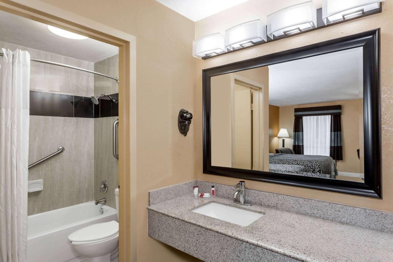Days Inn By Wyndham Sarasota Bay Eksteriør billede
