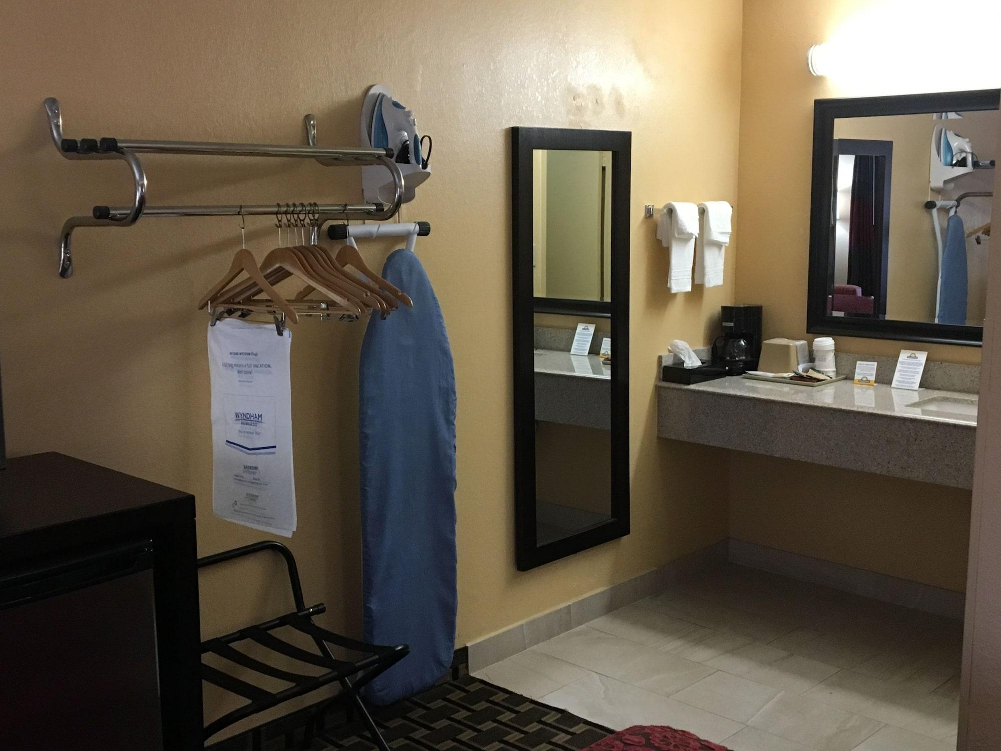Days Inn By Wyndham Sarasota Bay Eksteriør billede