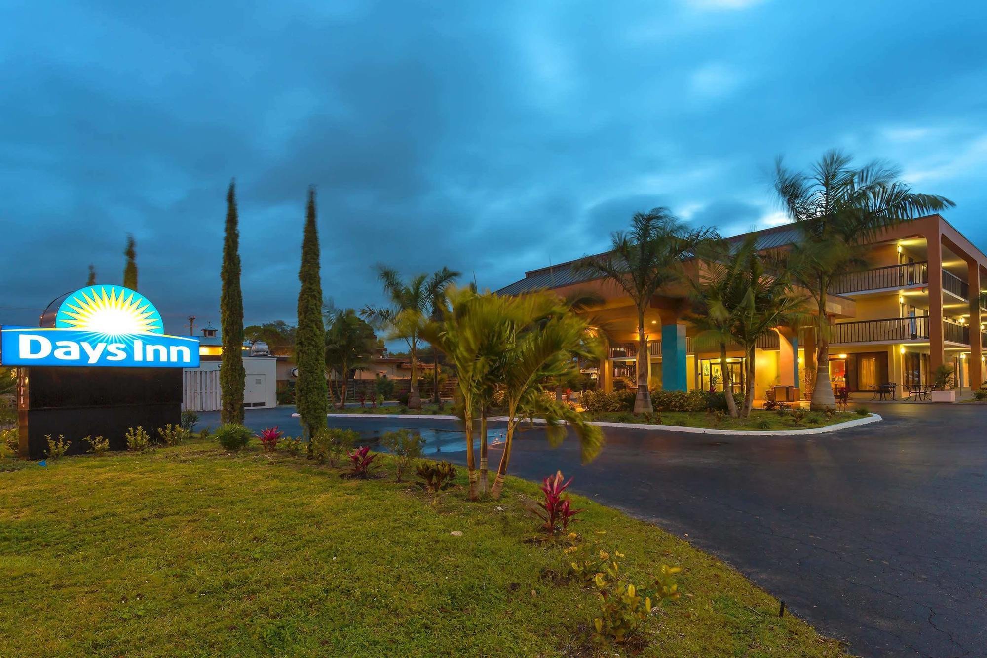 Days Inn By Wyndham Sarasota Bay Eksteriør billede